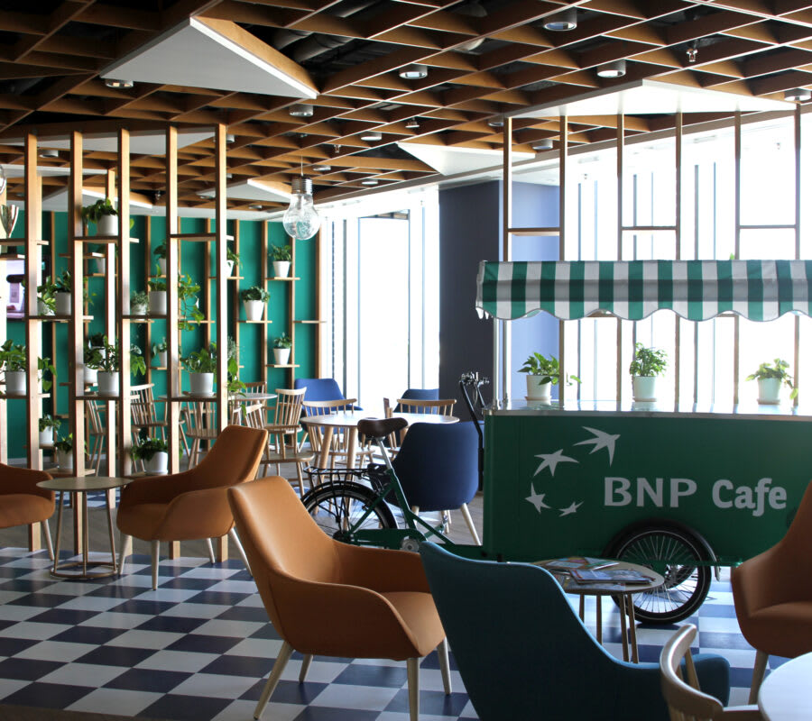 Kawiarnia w siedzibie BNP Paribas Leasing Solutions o motywie przewodnim drewna i zieleni